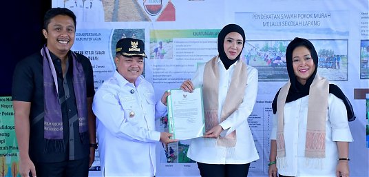 Bupati Agam menyampaikan langsung proposal bantuan sektor pertanian kepada Anggota DRP RI Cindy Monica Salsabila Setiawan thumbnail