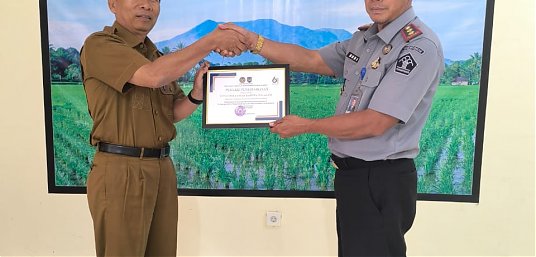 Distan menerima Penghargaan Mitra Berdampak dan Bermanfaat kepada Pemasyarakatan dari Lapas Kelas II b Lubuk Basung thumbnail