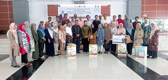 Anggota DPR RI Cindy Monica Salsabila Setiawan, SM Kembali Serahkan Bantuan Saprodi ke Petani di Kabupaten Agam thumbnail